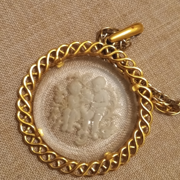 Trifari Crown Signed Vintage Gold Tone Gemini Intaglio Pendant Necklace - Picture 6 of 7